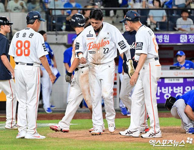 한화 이글스 채은성이 지난 29일 대전 삼성 라이온즈전에서 홈으로 쇄도한 뒤 고통을 참으며 더그아웃으로 향하고 있다. 대전, 김한준 기자