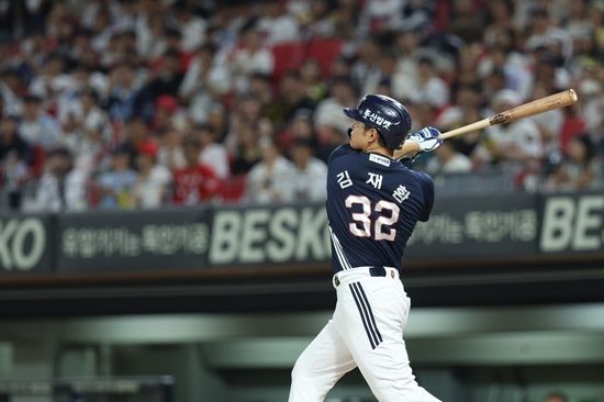 두산 베어스 외야수 김재환이 29일 광주 KIA 타이거즈전에서 개인 통산 274홈런으로 김동주를 넘어 프랜차이즈 최다 홈런 신기록을 작성했다. 두산 베어스