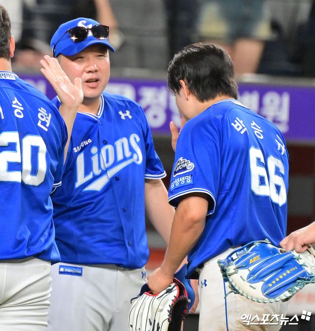 왼쪽부터 삼성 라이온즈 박진만 감독, 박승규. 지난 29일 대전 한화 이글스전에서 승리 후 하이파이브하고 있다. 대전, 김한준 기자
