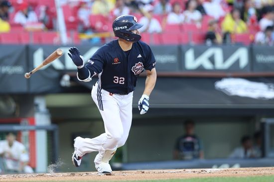 두산 베어스 외야수 김재환이 29일 광주 KIA 타이거즈전에서 개인 통산 274홈런으로 김동주를 넘어 프랜차이즈 최다 홈런 신기록을 작성했다. 두산 베어스