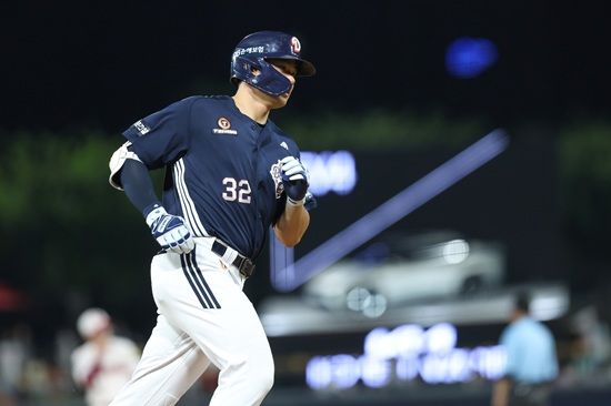 두산 베어스 외야수 김재환이 29일 광주 KIA 타이거즈전에서 개인 통산 274홈런으로 김동주를 넘어 프랜차이즈 최다 홈런 신기록을 작성했다. 두산 베어스