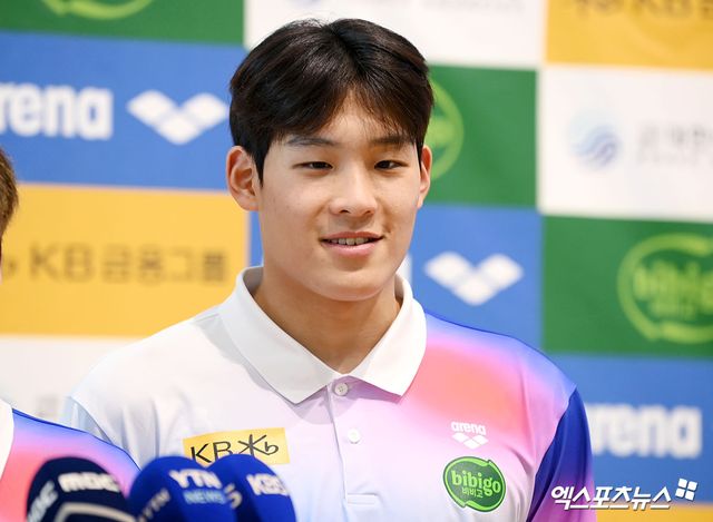 24일 오후 수영 국가대표팀이 국외 훈련 및 2025 국제수영연맹(AQUA) 세계선수권대회 출전 차 인천국제공항을 통해 싱가포르로 출국했다. 수영 국가대표팀 김영범이 인터뷰를 하고 있다. 엑스포츠뉴스 DB