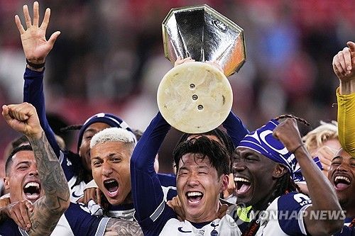 영국 매체 '기브미스포츠'는 29일 손흥민 영입을 위해 미국 메이저리그사커(MLS) LAFC, 그리고 사우디아라비아 프로리그도 끈을 놓지 않고 있다고 보도했다.&nbsp;매체는 '사우디 측은 2023년부터 그를 꾸준히 쫓고 있지만, 아직 이적에 대한 희망을 놓지 않고 있다. 사우디 측 관계자는 손흥민이 이번 여름 떠나면서 사우디와 계약하기 위해 4000만 달러(약 556억원)에 보너스를 지불하는 것을 준비하고 있다고 생각하고 있다'고 밝혔다. 손흥민은 알나스르, 알이티하드, 알콰디시아 등 사우디 3개 구단 러브콜을 받는 것으로 알려졌다. 연합뉴스
