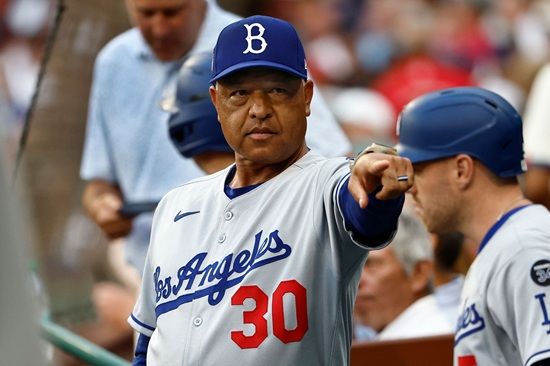 LA 다저스 유틸리티 플레이어 김혜성이 30일 10일짜리 부상자명단에 등재됐다. 김혜성은 왼쪽 어깨 점액낭염으로 후반기 들어 극심한 타격 침체에 빠져 있었다. 데이브 로버츠 감독은 김혜성의 휴식 및 치료가 불가피했다고 밝혔다. 연합뉴스