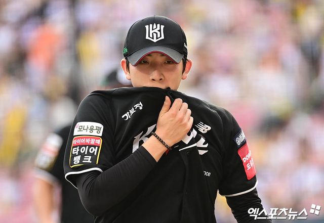 29일 오후 서울 송파구 잠실야구장에서 열린 '2025 신한 SOL Bank KBO리그' KT 위즈와 LG 트윈스의 경기, 1회말 2사 만루 KT 선발투수 오원석이 LG 오지환을 내야 땅볼로 돌려세우며 이닝을 마친 뒤 더그아웃으로 향하고 있다. 엑스포츠뉴스DB