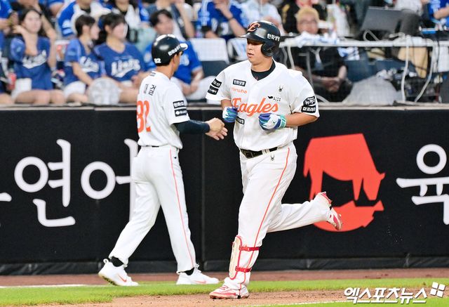 한화 이글스 노시환이 30일 대전 삼성 라이온즈전에서 홈런을 친 뒤 베이스를 돌고 있다. 대전, 김한준 기자