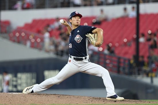 두산 베어스 투수 최민석이 지난 29일 광주 KIA전에 선발 등판해 79구 만에 6이닝 1실점 퀄리티 스타트 쾌투를 선보였다. 최민석은 디펜딩 챔피언 KIA 타선을 상대로 공격적인 투구를 선보이면서 시즌 3승을 달성했다. 두산 베어스