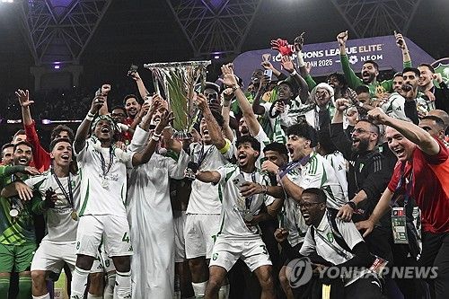 영국 매체 '기브미스포츠'는 29일 손흥민 영입을 위해 미국 메이저리그사커(MLS) LAFC, 그리고 사우디아라비아 프로리그도 끈을 놓지 않고 있다고 보도했다.&nbsp;매체는 '사우디 측은 2023년부터 그를 꾸준히 쫓고 있지만, 아직 이적에 대한 희망을 놓지 않고 있다. 사우디 측 관계자는 손흥민이 이번 여름 떠나면서 사우디와 계약하기 위해 4000만 달러(약 556억원)에 보너스를 지불하는 것을 준비하고 있다고 생각하고 있다'고 밝혔다. 손흥민은 알나스르, 알이티하드, 알콰디시아 등 사우디 3개 구단 러브콜을 받는 것으로 알려졌다. 연합뉴스