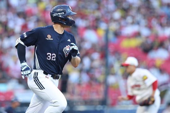 두산 베어스 외야수 김재환이 29일 광주 KIA 타이거즈전에서 개인 통산 274홈런으로 김동주를 넘어 프랜차이즈 최다 홈런 신기록을 작성했다. 두산 베어스