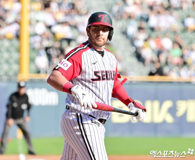 22일 오후 서울 송파구 잠실야구장에서 열린 '2025 신한 SOL Bank KBO리그' 두산 베어스와 LG 트윈스의 경기, 1회말 무사 2루 LG 오스틴이 볼넷으로 출루하고 있다. 엑스포츠뉴스DB