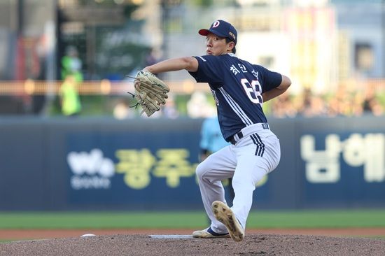 두산 베어스 투수 최민석이 지난 29일 광주 KIA전에 선발 등판해 79구 만에 6이닝 1실점 퀄리티 스타트 쾌투를 선보였다. 최민석은 디펜딩 챔피언 KIA 타선을 상대로 공격적인 투구를 선보이면서 시즌 3승을 달성했다. 두산 베어스