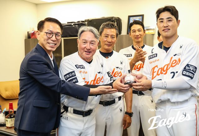 한화 이글스 김경문 감독이 30일 대전 삼성 라이온즈전에서 승리하며 한화 부임 후 100승을 달성했다. 한화 이글스