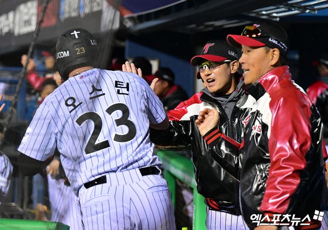 27일 오후 서울 송파구 잠실야구장에서 열린 '2025 신한 SOL Bank KBO리그' 한화 이글스와 LG 트윈스의 경기, 8회말 2사 만루 LG 오스틴이 김현수의 2타점 적시타때 득점에 성공한 후 염경엽 감독과 하이파이브를 하고 있다. 엑스포츠뉴스DB