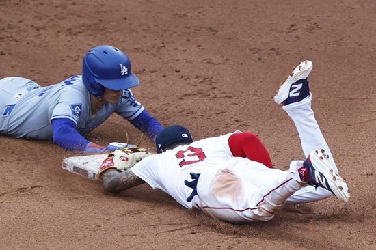 LA 다저스 유틸리티 플레이어 김혜성이 30일 10일짜리 부상자명단에 등재됐다. 김혜성은 왼쪽 어깨 점액낭염으로 후반기 들어 극심한 타격 침체에 빠져 있었다. 데이브 로버츠 감독은 김혜성의 휴식 및 치료가 불가피했다고 밝혔다. 연합뉴스