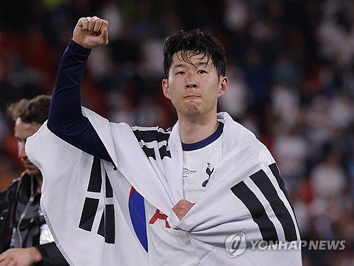 글로벌 축구매체 풋몹은 30일(한국시간) 토마스 프랑크 감독이 손흥민을 토트넘 홋스퍼에 남겨두고 그의 다재다능함을 활용하고 싶어 한다고 보도했다. 토트넘 주장 손흥민은 현재 미국 메이저리그사커(MLS)의 LA FC의 러브콜을 받고 있다. 손흥민의 이적설이 나오자 프랑크 감독은 손흥민의 중요성을 강조하면서 그의 재능을 활용하는 방법에 대해 언급했다. 연합뉴스
