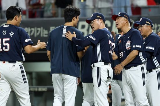 두산 베어스 투수 최민석이 지난 29일 광주 KIA전에 선발 등판해 79구 만에 6이닝 1실점 퀄리티 스타트 쾌투를 선보였다. 최민석은 디펜딩 챔피언 KIA 타선을 상대로 공격적인 투구를 선보이면서 시즌 3승을 달성했다. 두산 베어스