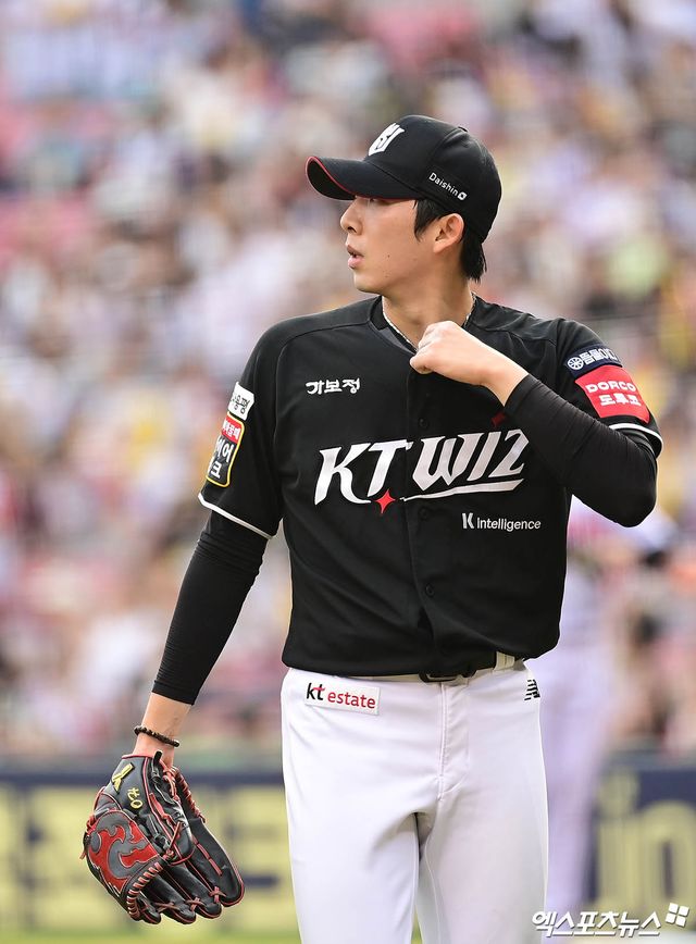 29일 오후 서울 송파구 잠실야구장에서 열린 '2025 신한 SOL Bank KBO리그' KT 위즈와 LG 트윈스의 경기, 1회말 2사 만루 KT 선발투수 오원석이 LG 오지환을 내야 땅볼로 돌려세우며 이닝을 마친 뒤 더그아웃으로 향하고 있다. 엑스포츠뉴스DB