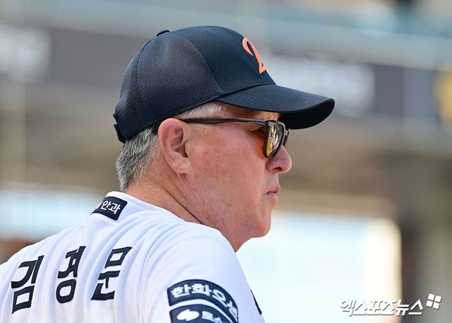 한화 이글스 김경문 감독이 30일 대전 삼성 라이온즈전을 앞두고 선수들의 훈련을 지켜보고 있다. 대전, 김한준 기자