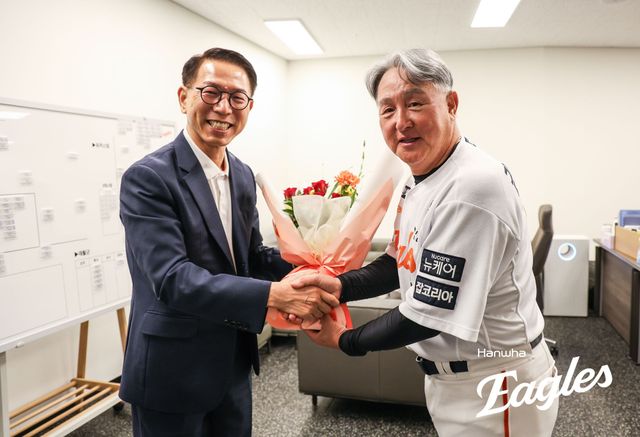 한화 이글스 김경문 감독이 지난 30일 대전 삼성 라이온즈전에서 승리하며 한화 부임 후 100승을 달성했다. 한화 이글스