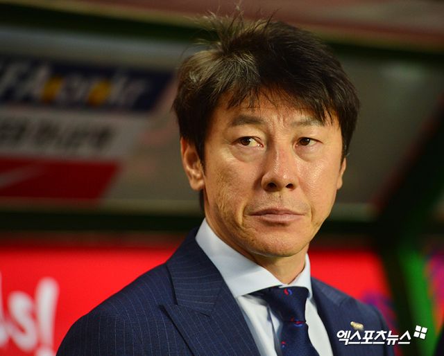 울산HD가 김판곤 감독과 1년 만에 결별하고 지난 2018 러시아 월드컵에서 대한민국 축구대표팀 사령탑으로 조별리그 독일전 2-0 승리를 이끌고, 이듬해 인도네시아 축구대표팀으로 부임해 지난 1월까지 지휘봉을 잡았던 신태용 전 감독에게 지휘봉을 맡길 것으로 보인다. 신 감독은 31일 엑스포츠뉴스와의 통화에서 '울산에서 감독 제의를 받았고 검토 중'이라고 확인했다. 축구계에선 신 감독이 조만간 울산 벤치에 앉을 것으로 예상하고 있다. 엑스포츠뉴스DB