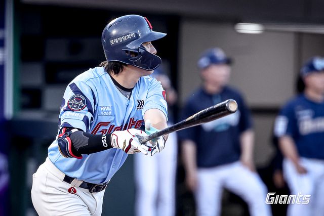 롯데 자이언츠 나승엽이 31일 부산 사직야구장에서 열린 2025 신한 SOL Bank KBO리그 NC 다이노스와 홈경기에 8번타자 겸 1루수로 선발 출전해 2타수 1안타(2루타 1) 2타점 2득점 1볼넷을 기록했다. 롯데 자이언츠