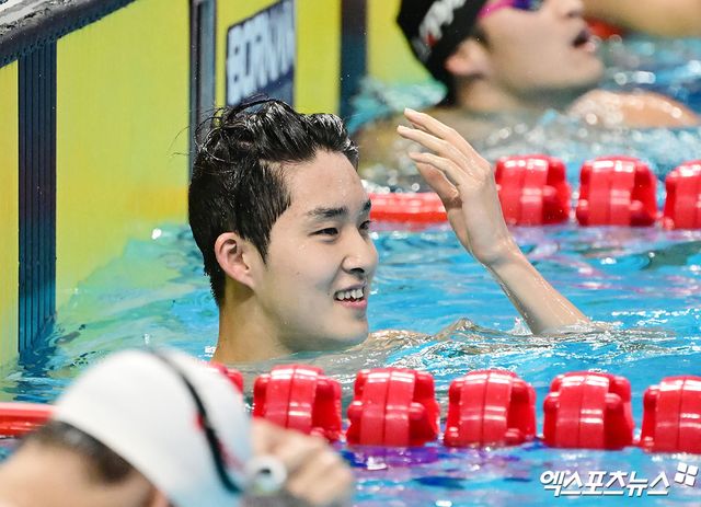 228일 오후 중국 항저우 올림픽 스포츠센터 수영장에서 열린 '2022 항저우 아시안게임' 남자 자유형 800ｍ 결승에서 대한민국 김우민이 1위를 차지한 후 기뻐하고 있다. 엑스포츠뉴스 DB