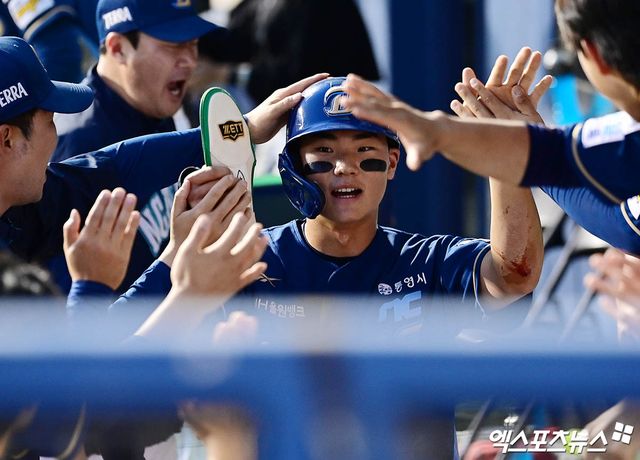 지난 6월 18일 오후 서울 송파구 잠실야구장에서 열린 '신한 SOL Bank KBO리그' NC 다이노스와 LG 트윈스의 경기, 4회초 2사 2루 NC 권희동의 적시 2루타 때 2루주자 김주원이 득점을 올린 뒤 더그아웃에서 동료들과 하이파이브를 나누고 있다. 엑스포츠뉴스 DB