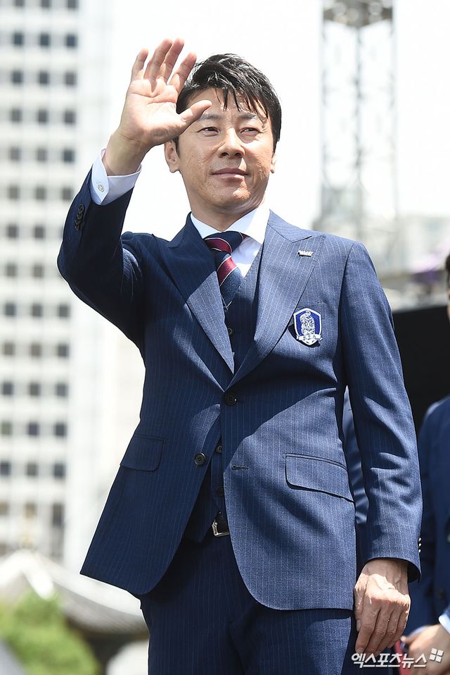 울산HD가 김판곤 감독과 1년 만에 결별하고 지난 2018 러시아 월드컵에서 대한민국 축구대표팀 사령탑으로 조별리그 독일전 2-0 승리를 이끌고, 이듬해 인도네시아 축구대표팀으로 부임해 지난 1월까지 지휘봉을 잡았던 신태용 전 감독에게 지휘봉을 맡길 것으로 보인다. 신 감독은 31일 엑스포츠뉴스와의 통화에서 '울산에서 감독 제의를 받았고 검토 중'이라고 확인했다. 축구계에선 신 감독이 조만간 울산 벤치에 앉을 것으로 예상하고 있다. 엑스포츠뉴스DB