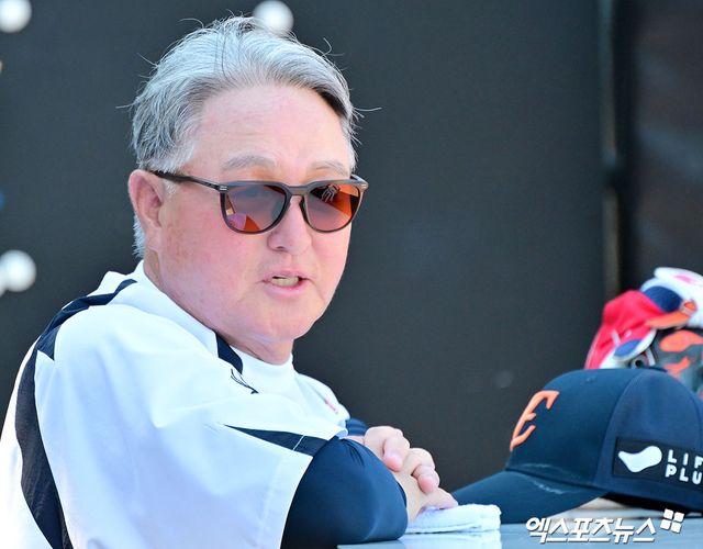 한화 이글스 김경문 감독이 지난 29일 대전 삼성 라이온즈전을 앞두고 선수들의 훈련을 지켜보고 있다. 엑스포츠뉴스 DB