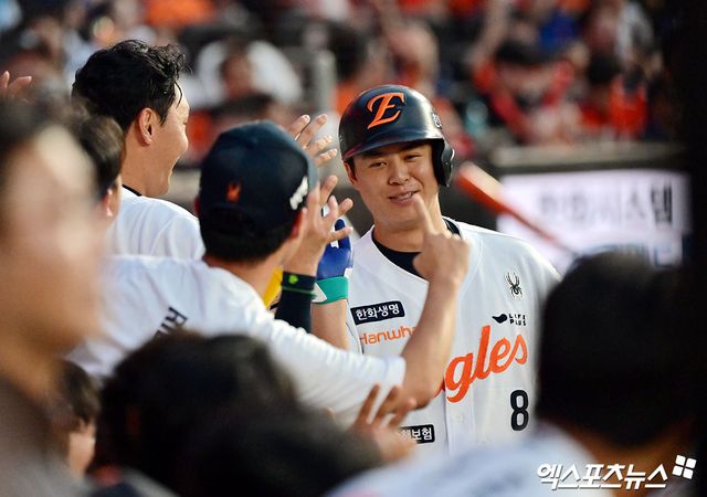 한화 이글스 노시환이 30일 대전 삼성 라이온즈전에서 홈런을 친 뒤 축하 받고 있다. 대전, 김한준 기자