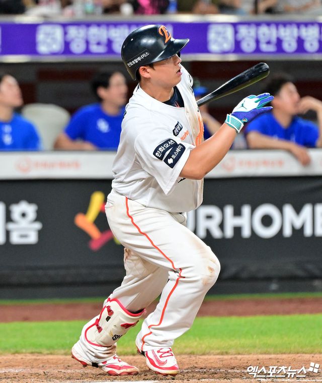 한화 이글스 노시환이 30일 대전 삼성 라이온즈전에서 타격 후 타구를 바라보고 있다. 대전, 김한준 기자