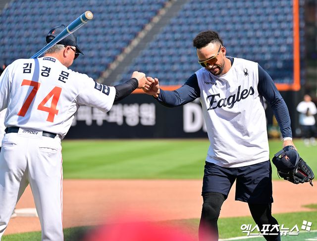한화 이글스 김경문 감독이 지난 30일 대전 삼성 라이온즈전을 앞두고 루이스 리베라토와 하이파이브하고 있다. 엑스포츠뉴스 DB