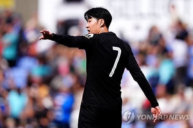 손흥민이 자신에게 최근 러브콜을 보내는 미국 MLS LAFC와의 연봉 290억 계약 대신 토트넘 잔류로 가닥을 잡는 모양새다. 영국 언론은 최근 토트넘 새 사령탑인 토마스 프랭크 감독의 발언을 빌어 손흥민이 2027년까지 남을 수 있다고 보도하는 중이다. 연합뉴스