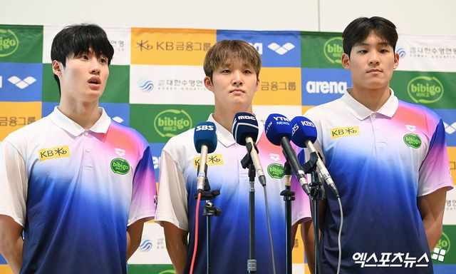 24일 오후 수영 국가대표팀이 국외 훈련 및 2025 국제수영연맹(AQUA) 세계선수권대회 출전 차 인천국제공항을 통해 싱가포르로 출국했다. 수영 국가대표팀 황선우, 김우민, 김영범이 인터뷰를 하고 있다. 엑스포츠뉴스 DB