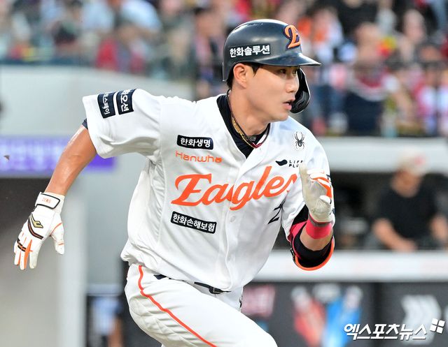 한화 이글스 심우준이 올해 정규시즌 경기에 출전해 타격 후 1루로 달려나가고 있다. 엑스포츠뉴스 DB