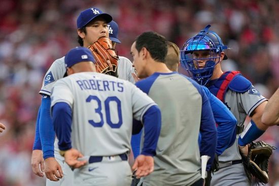 LA 다저스 오타니 쇼헤이가 31일 신시내티전에 선발 등판해 4회초 조기 강판을 당했다. 오타니는 전날부터 있던 탈수 증상과 등판 당일 둔부 경련 증상까지 겹쳐 투구를 이어가지 못했다. 오타니는 이날 타석에서도 5타수 무안타 침묵에 빠졌다. 연합뉴스