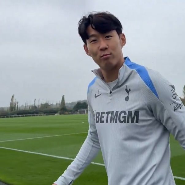 손흥민이 자신에게 최근 러브콜을 보내는 미국 MLS LAFC와의 연봉 290억 계약 대신 토트넘 잔류로 가닥을 잡는 모양새다. 영국 언론은 최근 토트넘 새 사령탑인 토마스 프랭크 감독의 발언을 빌어 손흥민이 2027년까지 남을 수 있다고 보도하는 중이다. 토트넘 홋스퍼