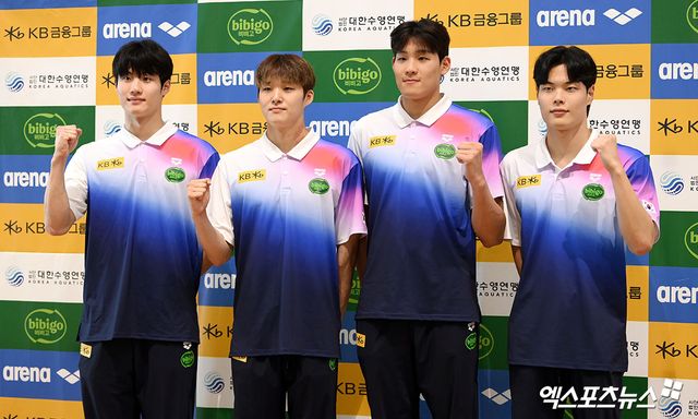 24일 오후 수영 국가대표팀이 국외 훈련 및 2025 국제수영연맹(AQUA) 세계선수권대회 출전 차 인천국제공항을 통해 싱가포르로 출국했다. 수영 국가대표팀 황선우, 김우민, 김영범, 이호준이 기념촬영을 하고 있다. 엑스포츠뉴스 DB