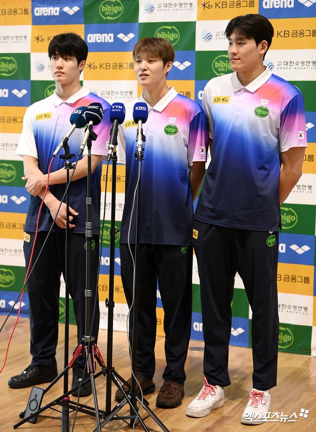 24일 오후 수영 국가대표팀이 국외 훈련 및 2025 국제수영연맹(AQUA) 세계선수권대회 출전 차 인천국제공항을 통해 싱가포르로 출국했다. 수영 국가대표팀 황선우, 김우민, 김영범이 인터뷰를 하고 있다. 엑스포츠뉴스 DB