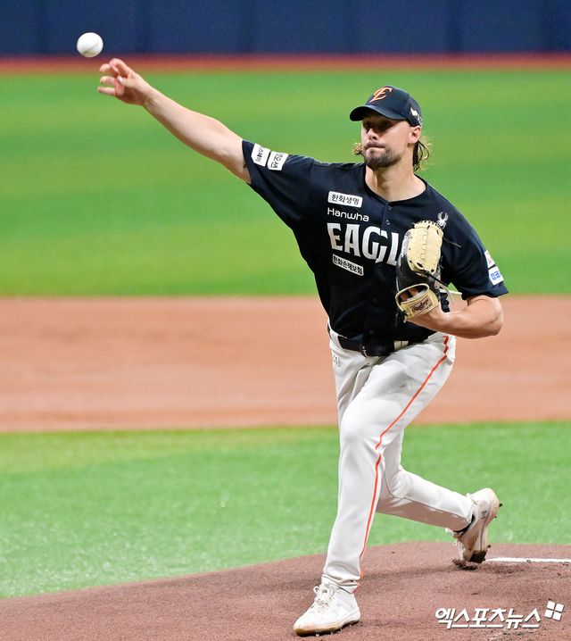 한화 이글스 선발투수 라이언 와이스가 올해 정규시즌 경기에 등판해 투구하고 있다. 엑스포츠뉴스 DB