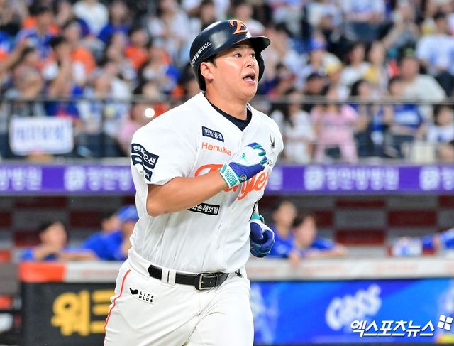 한화 이글스 노시환이 30일 대전 삼성 라이온즈전에서 홈런을 친 뒤 달려 나가고 있다. 대전, 김한준 기자