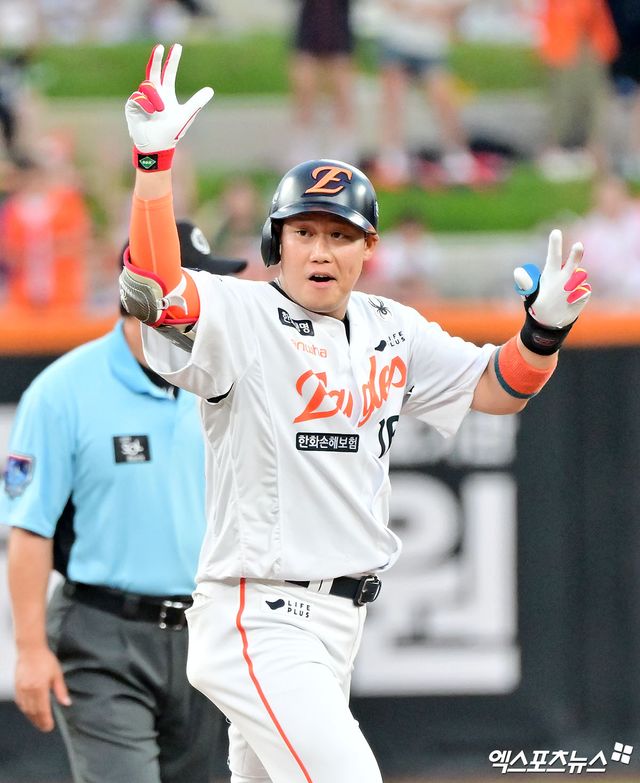 한화 이글스 하주석이 지난 30일 대전 삼성 라이온즈전에서 세리머니하고 있다. 엑스포츠뉴스 DB