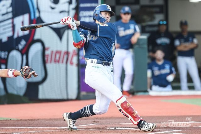 NC 다이노스 최원준이 지난 30일 부산 사직야구장에서 열린 2025 신한 SOL Bank KBO리그 롯데 자이언츠와 원정경기에 9번타자 겸 중견수로 선발 출전해 4타수 2안타 3타점 2득점 1도루를 기록했다. NC 다이노스