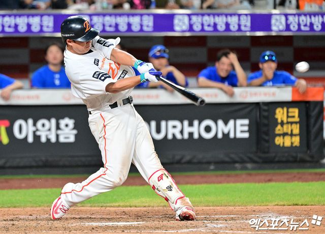 한화 이글스 노시환이 30일 대전 삼성 라이온즈전에서 타격하고 있다. 대전, 김한준 기자