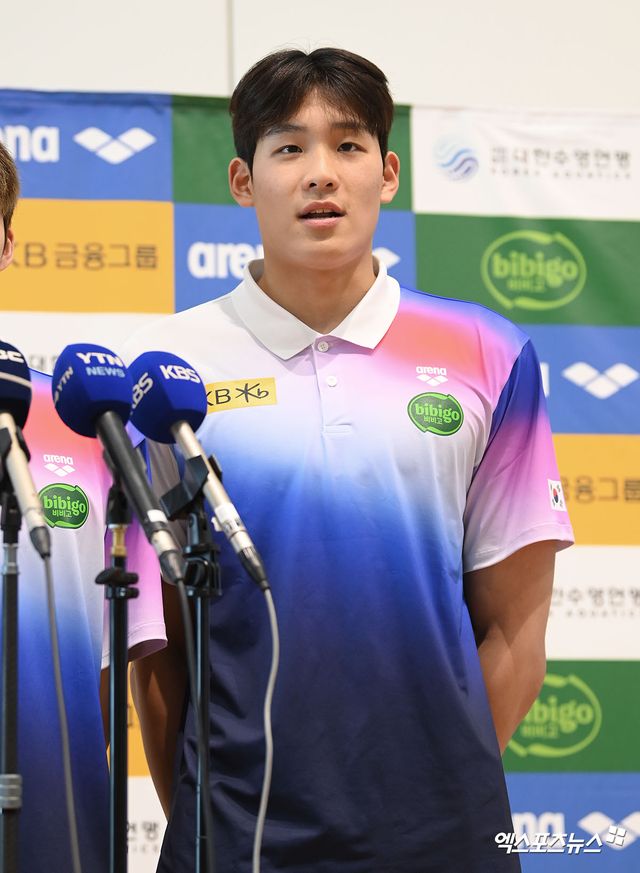 24일 오후 수영 국가대표팀이 국외 훈련 및 2025 국제수영연맹(AQUA) 세계선수권대회 출전 차 인천국제공항을 통해 싱가포르로 출국했다. 수영 국가대표팀 김영범이 인터뷰를 하고 있다. 엑스포츠뉴스 DB