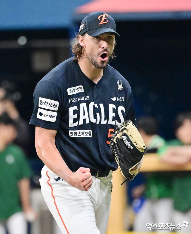 한화 이글스 선발투수 라이언 와이스가 31일 NC 다이노스와 트레이드로 손아섭이 팀에 합류하게 되자 기뻐했다. 엑스포츠뉴스 DB