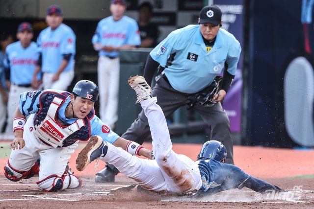 NC 다이노스 김주원이 30일 부산 사직야구장에서 열린 2025 신한 SOL Bank KBO리그 롯데 자이언츠와 원정경기 1회초 상대 허를 찌르는 홈스틸에 성공했다. NC 다이노스