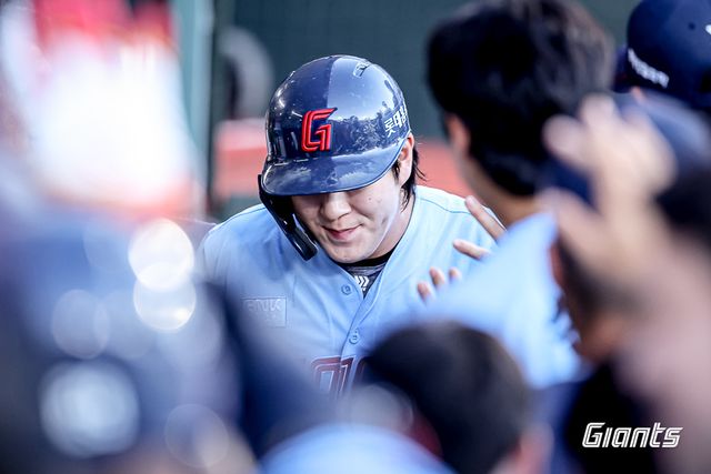 롯데 자이언츠 나승엽이 31일 부산 사직야구장에서 열린 2025 신한 SOL Bank KBO리그 NC 다이노스와 홈경기에 8번타자 겸 1루수로 선발 출전해 2타수 1안타(2루타 1) 2타점 2득점 1볼넷을 기록했다. 롯데 자이언츠