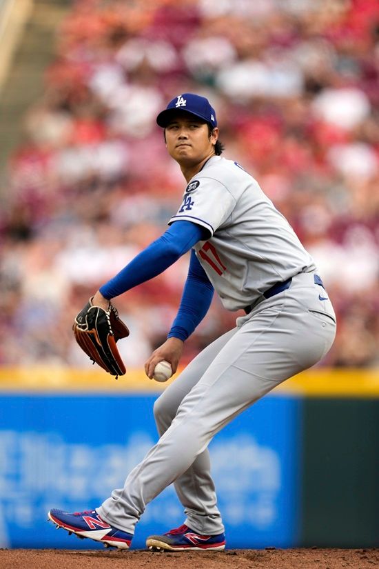 LA 다저스 오타니 쇼헤이가 31일 신시내티전에 선발 등판해 4회초 조기 강판을 당했다. 오타니는 전날부터 있던 탈수 증상과 등판 당일 둔부 경련 증상까지 겹쳐 투구를 이어가지 못했다. 오타니는 이날 타석에서도 5타수 무안타 침묵에 빠졌다. 연합뉴스
