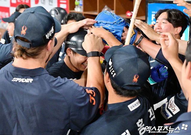 4일 오후 서울 구로구 고척스카이돔에서 열린 '2025 신한 SOL Bank KBO리그' 한화 이글스와 키움 히어로즈의 경기, 9회초 1사 한화 노시환이 솔로 홈런을 날린 후 더그아웃에서 축하를 받고 있다. 고척, 김한준 기자